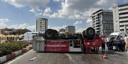 Uşak’ta itfaiye aracı ile kamyon çarpıştı: 2 itfaiye personeli yaralandı