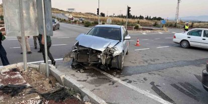 Çorum’da iki otomobil çarpıştı, sürücüler yara almadan kurtuldu