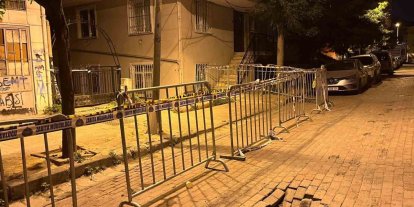 Güngören’de 5 katlı binanın balkonu çöktü: Binanın çevresi bariyerle kapatıldı