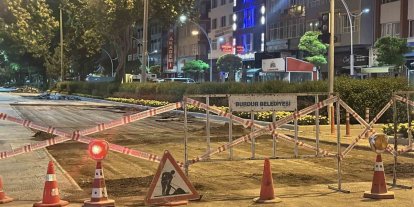 Burdur’da belediyenin gece yaptığı yol çalışması vatandaş talebiyle polis tarafından durduruldu