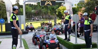 Mersin’de minikler trafik kurallarını direksiyon başında öğrendi