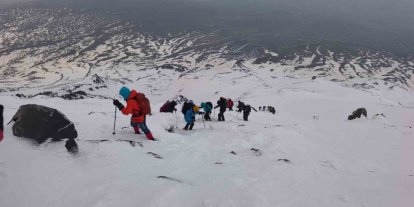 Çevre gönüllüleri Ağrı Dağı’nın zirvesinden doğa için seslendi