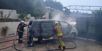 Payas’ta minibüs alevlere teslim oldu
