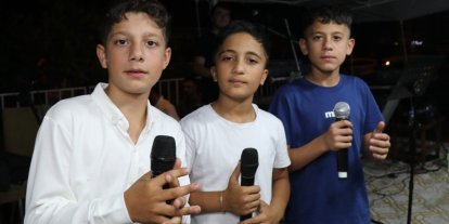Üç kafadar sesleriyle sahnenin tozunu aldı