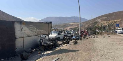 Freni boşalan tır ortalığı savaş alanına çevirdi