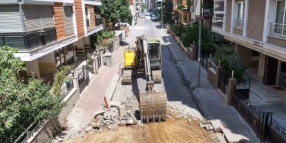 Efeler’de yıpranan yollar yenileniyor