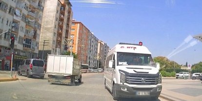 İşçi servisi ters yöne girerek trafik tehlikeye düşürdü