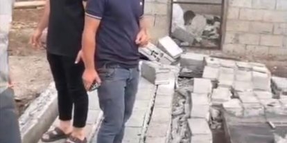 Diyarbakır’da şiddetli rüzgarda duvar yıkıldı, ahır çatısı çöktü