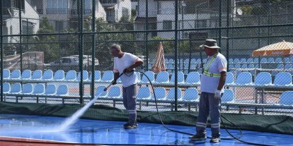 Kuşadası’nda tenis kortları baştan aşağı temizlendi