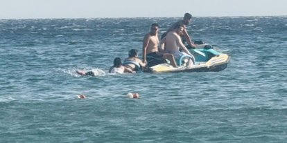 Büyükçekmece’de denizde boğulma tehlikesi atlatan kadının korku dolu anları kamerada