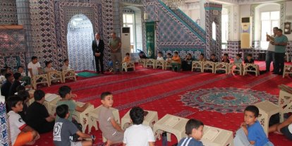 Erzin’de çocuklar yaz aylarını kuran kursunda eğitim alarak geçiriyorlar