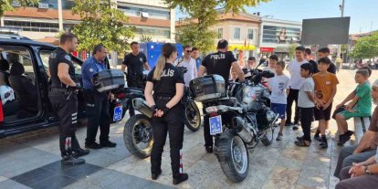 Yunus polisleri Kur’an kursu öğrencilerini sevindirdi