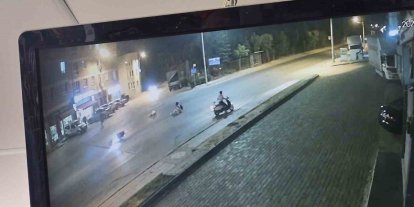 Karşıdan karşıya geçmeye çalışan çocuğa motosikletin çarptığı kaza kamerada