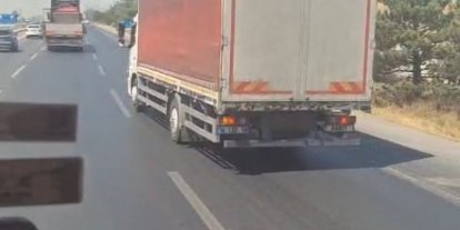 Karayolundaki otluk alanda çıkan yangın ormana sıçramadan söndürüldü