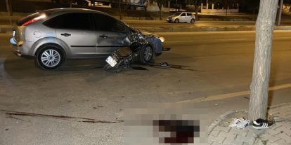 Motosiklet otomobile ok gibi saplandı: 1 ölü, 1 yaralı