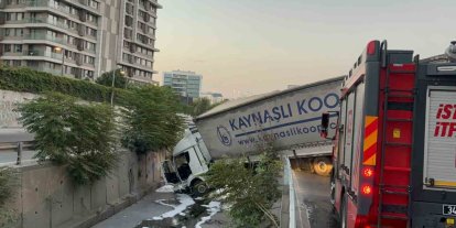 Esenler’de tır yol kenarındaki dereye uçtu: 1 yaralı