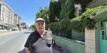 15 yıldır gönüllü olarak çalıştığı ’Sarmaşıklı Cami’ye gözü gibi bakıyor