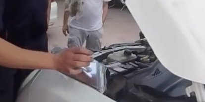 Yalova’da otomobile sıkışan minik kedinin yardımına itfaiye ekipleri yetişti