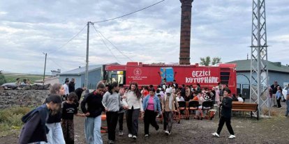 Kars’ta Gezici Kütüphane Demirkent Köyü’ndeki öğrencilere unutulmaz bir gün yaşattı