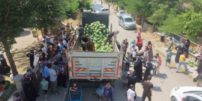 Muş karpuzu 8 mahallede vatandaşlara ücretsiz dağıtıldı