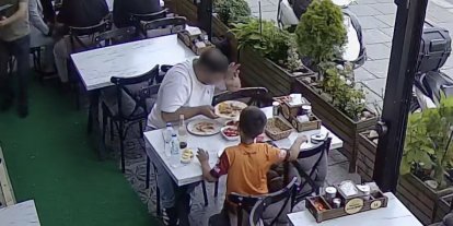 Yemeğine kendi kılını atıp para ödemek istemedi