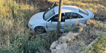Yoldan çıkan otomobil, araziye girdi: 2 yaralı
