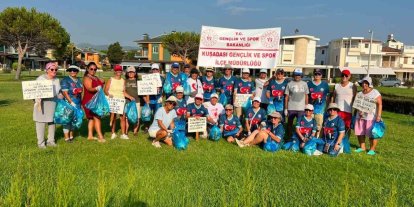 Kuşadası’nda sabah sporu sonrası çevre temizliği