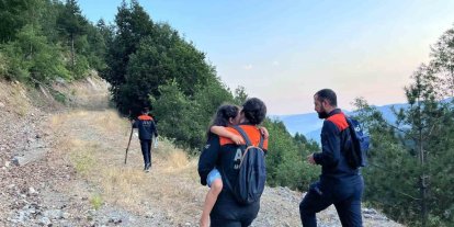 Kahramanmaraş’ta araçta mahsur kalan baba ve kızı kurtarıldı