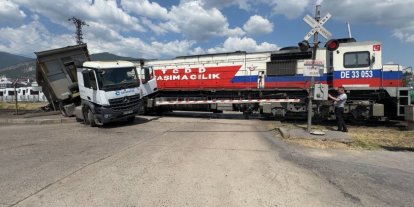 Karabük’te hemzemin geçitte lokomotif tıra çarptı