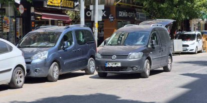 Şair Fuzuli Caddesi çift sıra parktan kurtulamıyor
