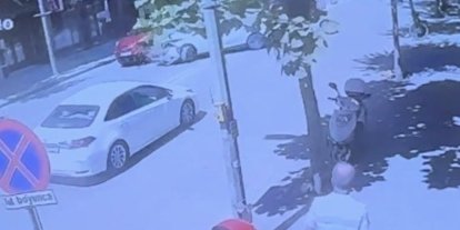 Eskişehir’de U dönüşü yapan otomobile başka bir otomobilin çarpma anı kamerada