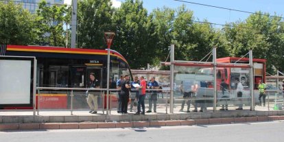 Tramvayın çarptığı genç kadın ağır yaralandı