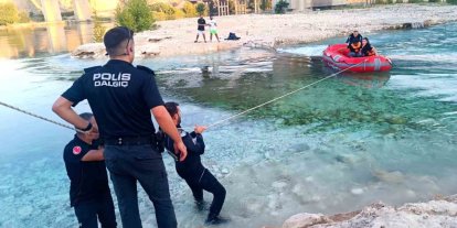 Piknik yaparken köprü altında mahsur kalan 6 kişi kurtarıldı