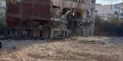 Elazığ’da 5 katlı bina iş makinesinin tek dokunuşuyla yıkıldı