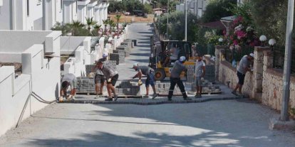 Didim Belediyesi Akbük’te parke taşı döşeme çalışmalarını sürdürüyor