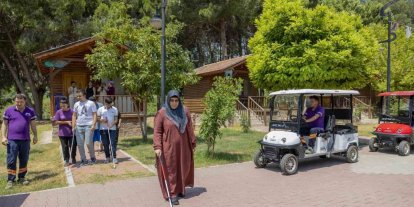 Mersin’de görme engelliler doğayla iç içe keyifli bir gün geçirdi