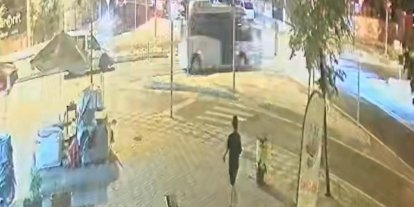 Tekirdağ’da kırmızı ışıkta geçen motosikletle minibüsün çarpıştığı kaza kamerada