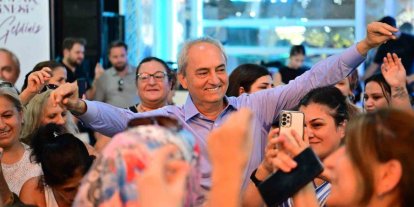 Kocagöz, kadınların matine coşkusuna ortak oldu