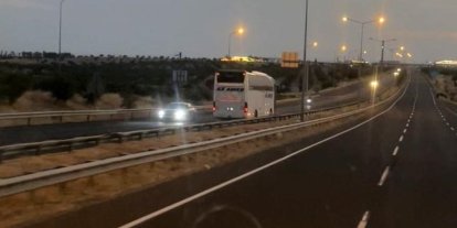Birecik’te otoyolda tehlikeli anlar: Yolcu otobüsü ters yönde ilerledi