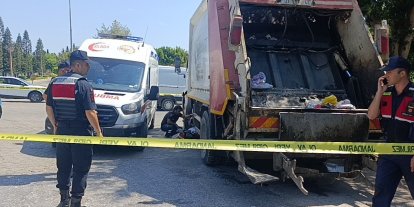 Temizlik işçisi görev yaptığı çöp kamyonunun altında kalarak hayatını kaybetti
