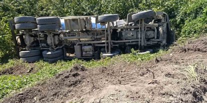 Alaplı’da şarampole uçan beton mikserinin sürücüsü yaralandı