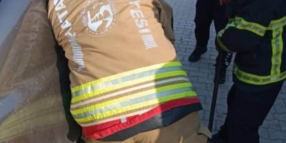 Samandağ’da araçta kilitli kalan çocuk kurtarıldı