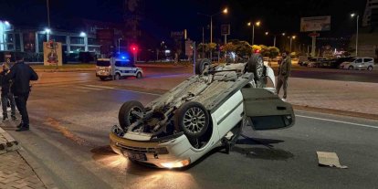 Kamyonla çarpışan otomobil takla attı