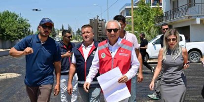 Altınova’da 4 mahalleyi birbirine bağlayan caddeye sıcak asfalt