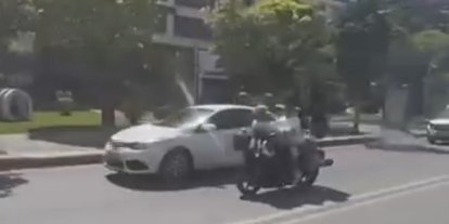 Motosiklete ters oturarak yaptıkları kasksız yolculuk ’pes’ dedirtti