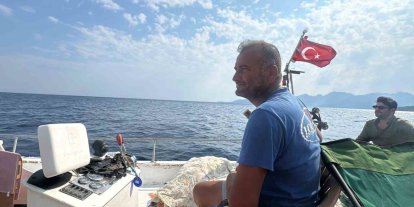 Balıkçı teknesini yangın ekiplerinin ulaşımı için seferber etti