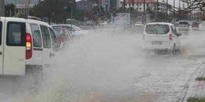 Sağanak sonrası toprak kayması: Erzincan-Sivas yolu kapandı