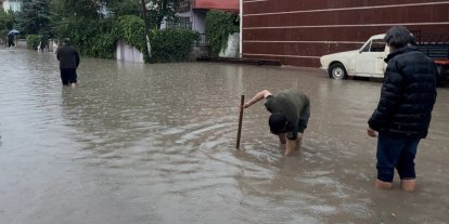 Erzincan’da sağanak sonrası yollar göle döndü