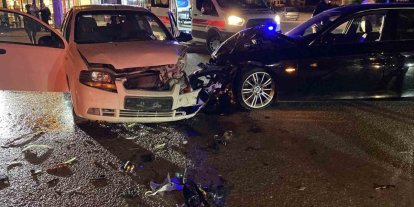 Otomobiller kafa kafaya çarpıştı: 2 yaralı