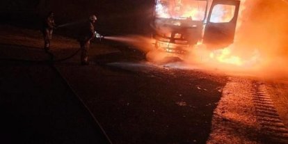 Seyir halindeki tır alevlere teslim oldu